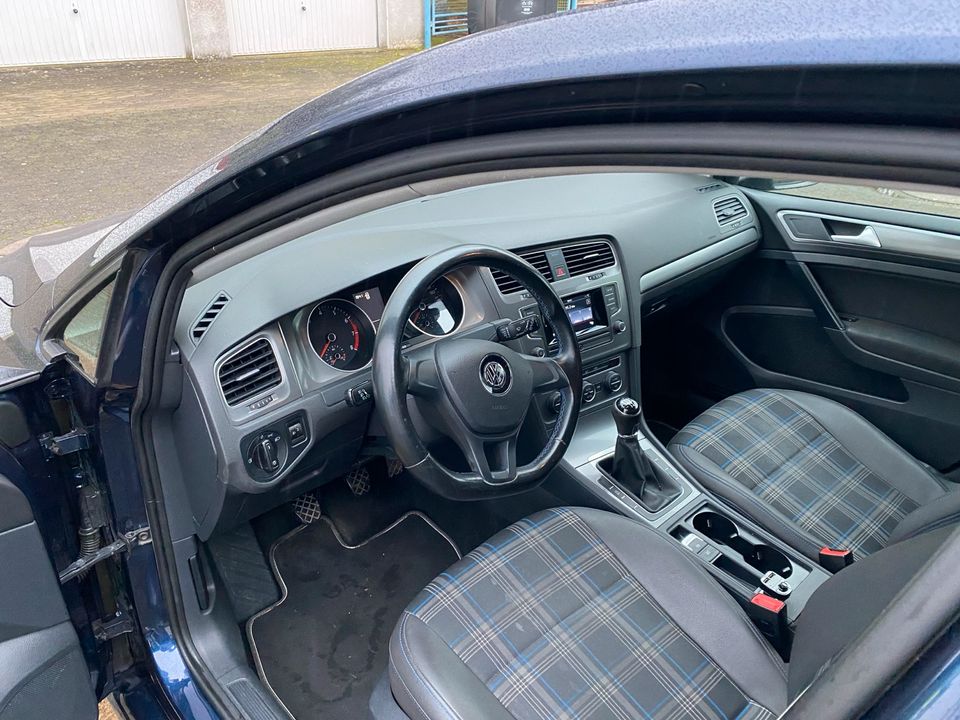 VW  Golf 7. 1.2. TSI . Start stop. Trennlinie wenig Kilometer . in Minden