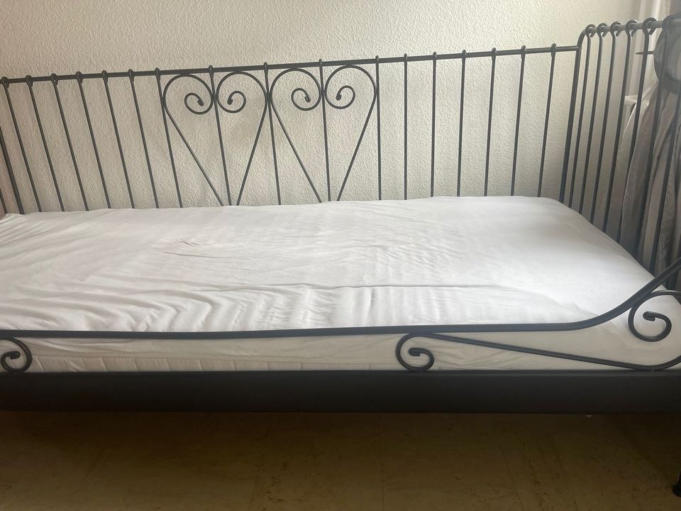 Ikea Metallbett mit Lattenrost in Berlin