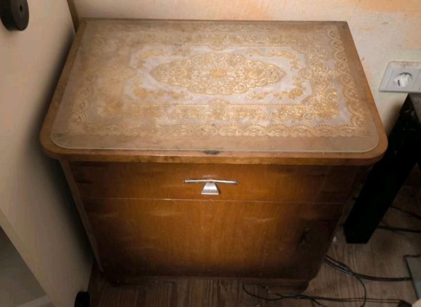 Alter schöner Schlafzimmerschrank in Böhl-Iggelheim