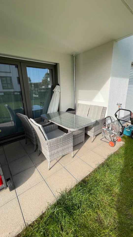 Gartentisch und Gartenstühle / Gartenbank aus Rattan in Korntal-Münchingen