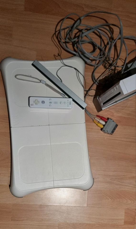 Verkaufe eine Wii inkl fit Board ein Controller und fit spiel. in Selm