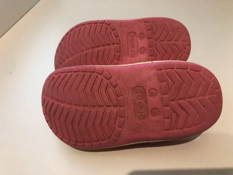 Crocs pink mit Regenbogen-Rand Größe 25/26 in Freigericht