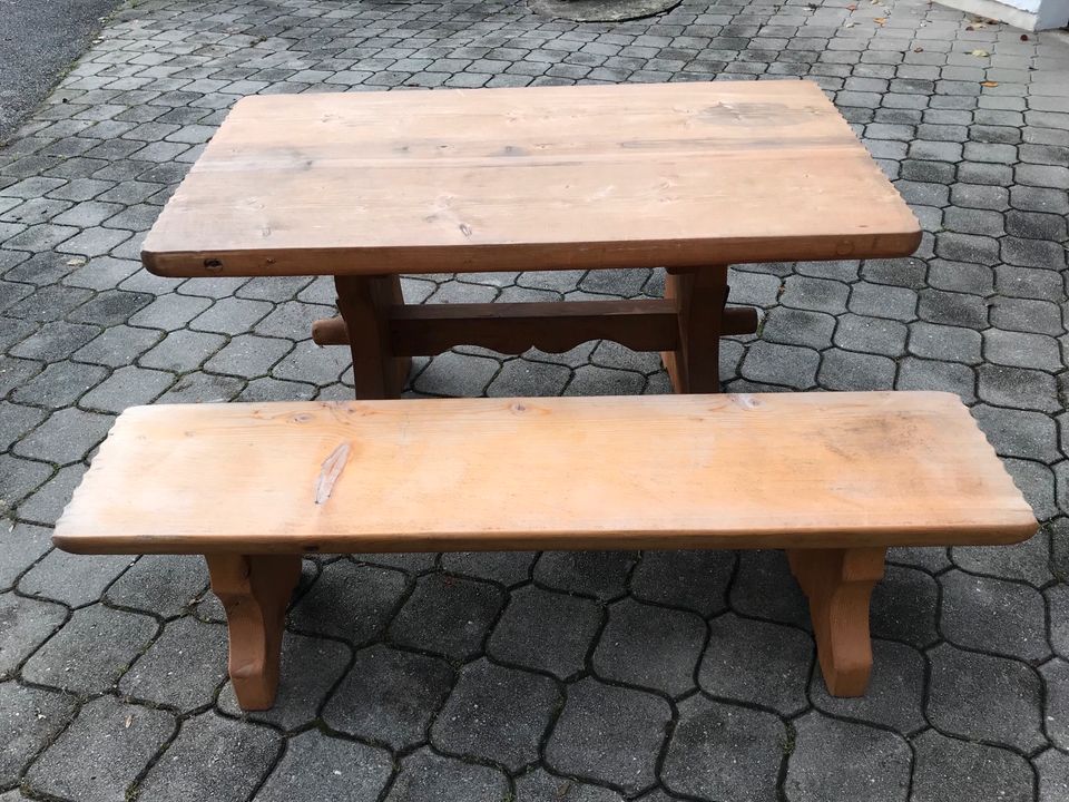 Massivholz Tisch mit Bank in Winhöring