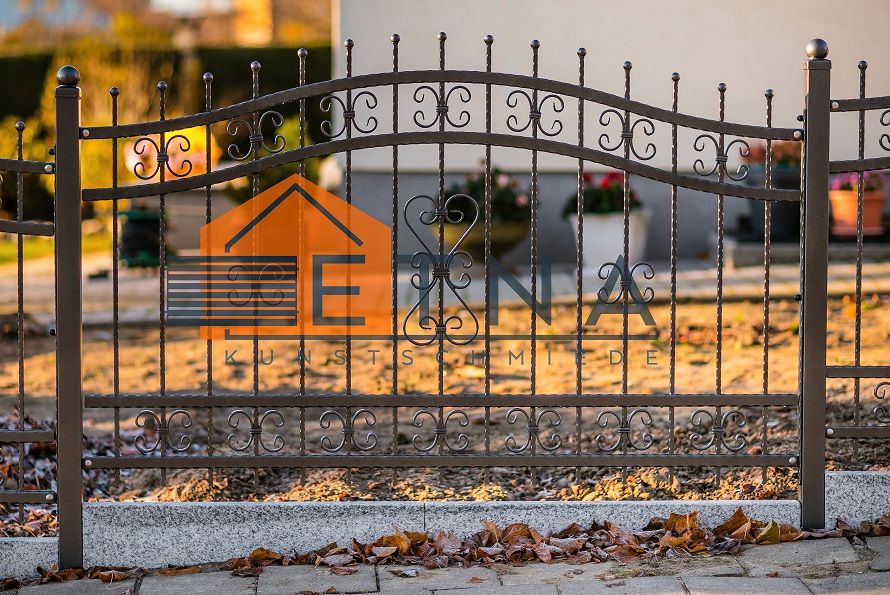 TORANLAGE SCHWARZ MATT MIT BRIEFKASTEN AUS POLEN in Berlin