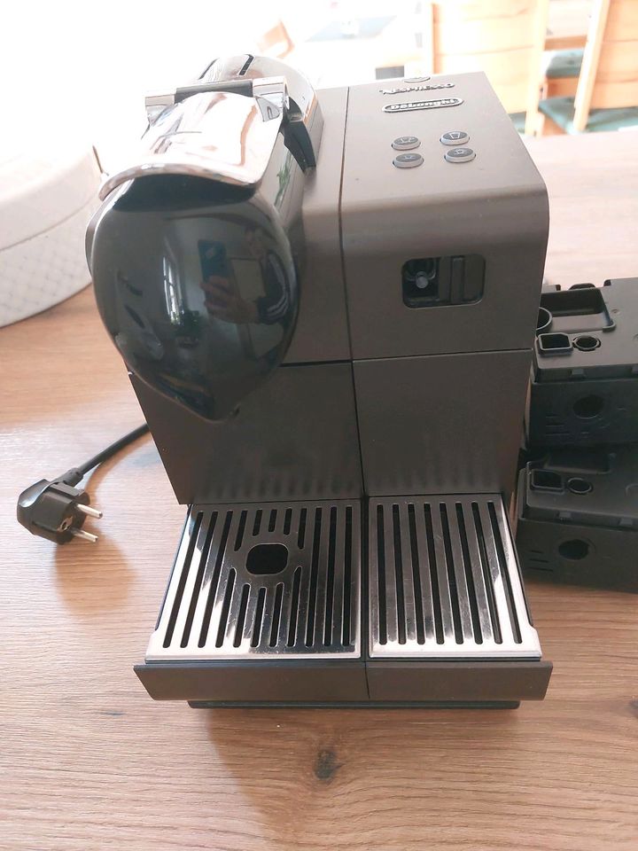 Nespresso DeLonghi kapselmaschine kaffee kapsel milchschaum in Meinheim