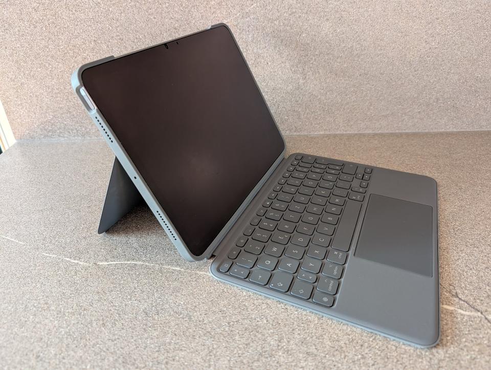 iPad Air M2 128GB space grau + Apple Pencil USBC + Logitech Combo in Biberbach