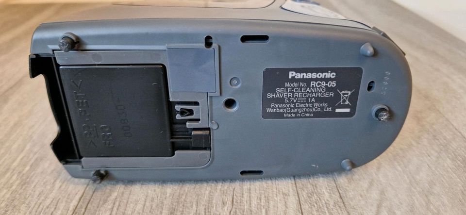 Elektrischer Rasierer Panasonic ES7109 mit Reinigungsstation in Malsch