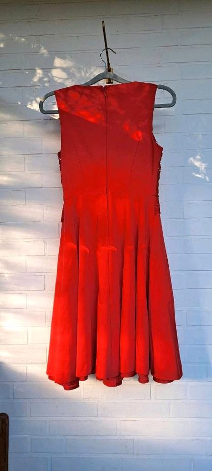 Kleid Festtage festlich rot mit Spitze Gr. 34 in Hanstedt