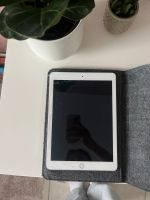 I Pad von Apple 5. Generation mit Tasche Nordrhein-Westfalen - Hövelhof Vorschau