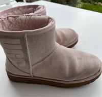 UGG short rosa Grösse40/41 Baden-Württemberg - Holzgerlingen Vorschau