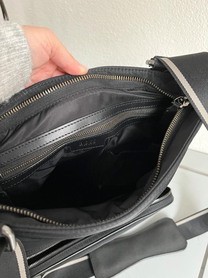 unisex schultertasche schwarz von hugo boss in Asperg