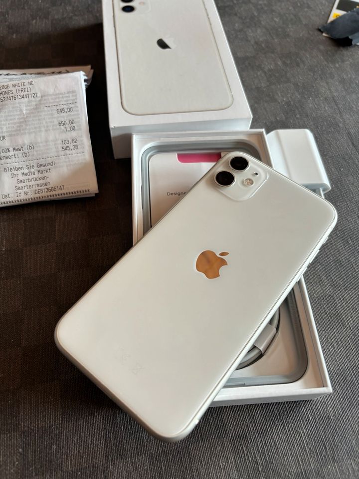 IPhone 11 in Weiß in Saarbrücken