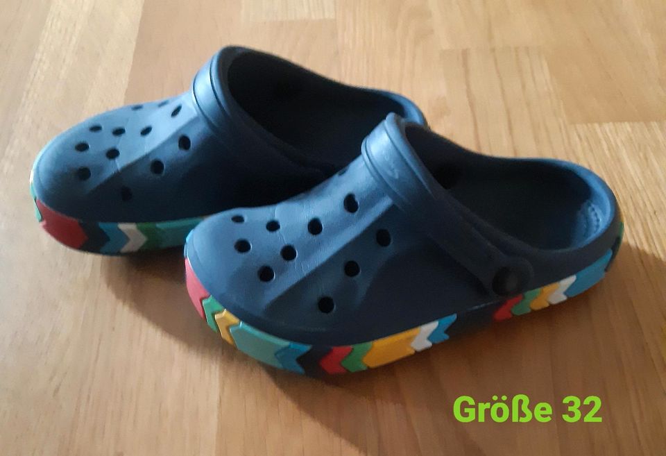 dunkelblaue Clogs in Edemissen