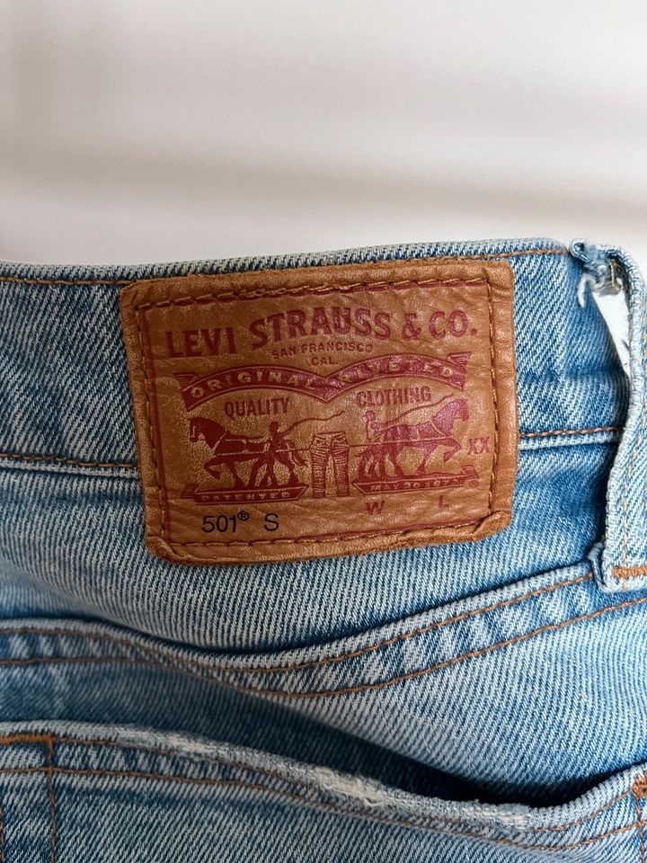 LEVI‘S 501 Skinny Jeans W26 L32 in München