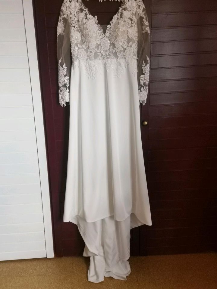 Brautkleid Hochzeitskleid für eine kleinere Braut in Großkrotzenburg