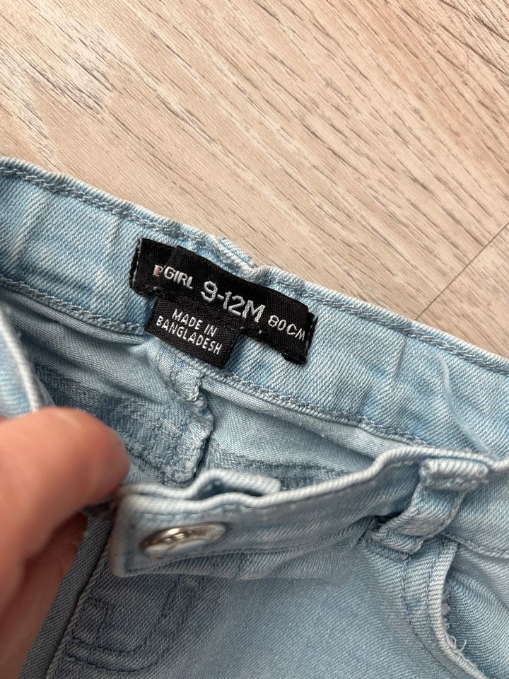 Neuwertige kurze Sommer Jeans in Frankfurt am Main