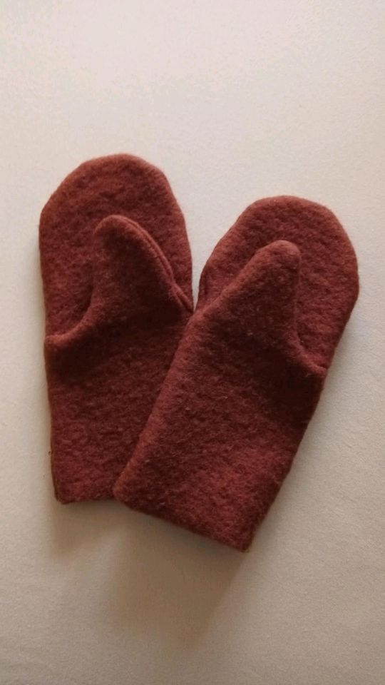 Set aus Schal + Handschuhe rot gefilzt in Verden