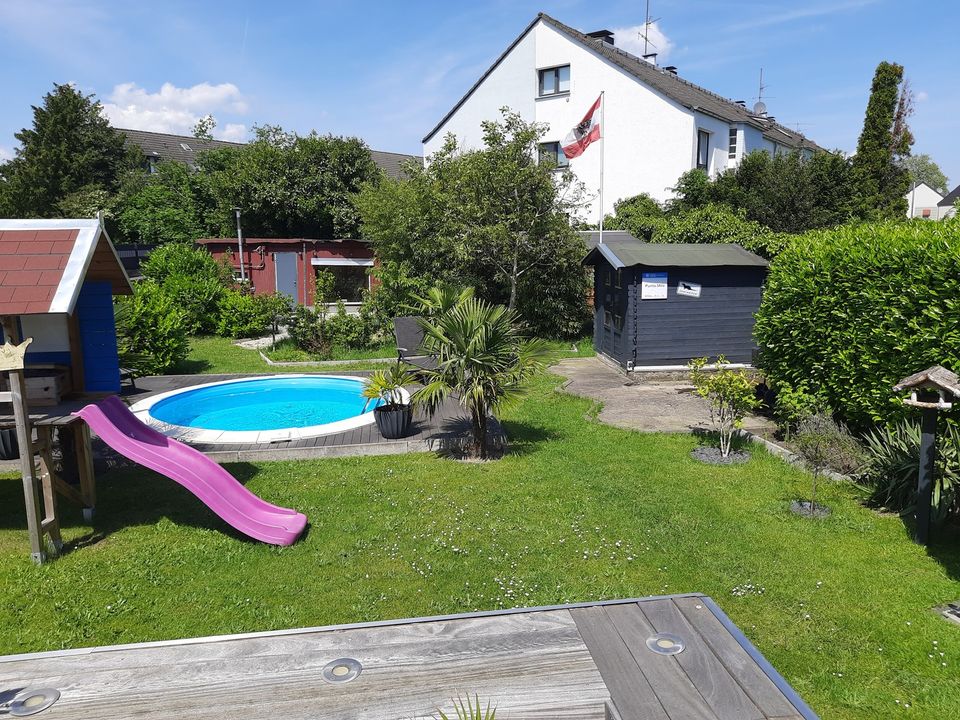 freistehendes Einfamilienhaus mit Pool, gr. Garten, Außenküche in Ratingen