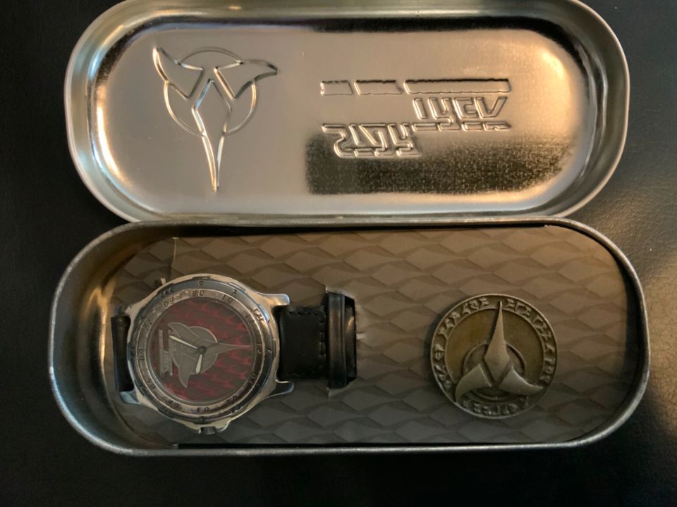 Star Trek Fossil Uhr Watch und Badge, Klingonen Edition in Freiburg im Breisgau