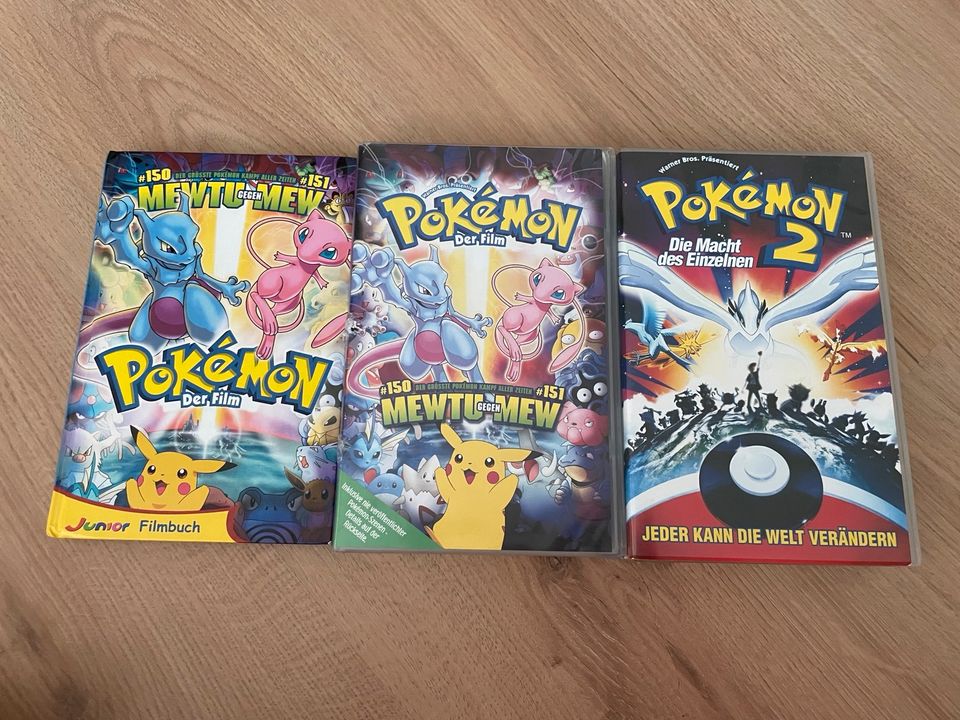 Pokémon VHS + Buch zum Film Mewtu gegen Mew in Bad Herrenalb