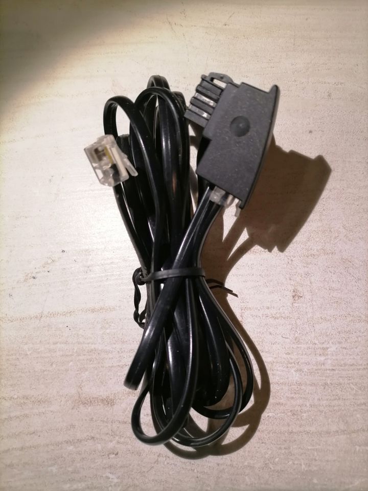 Schwarzes Telefonkabel / Modemkabel TEA (m) auf RJ45 (m) in Kirchham