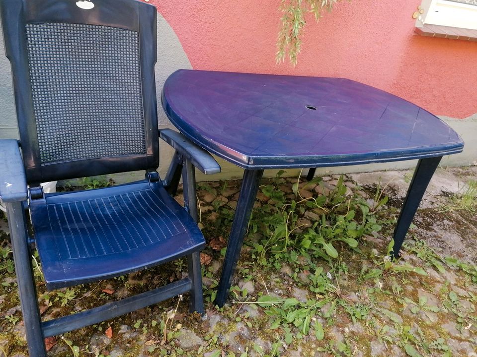 1 Gartentisch mit 4 Stühlen, dunkelblau in Osterode am Harz