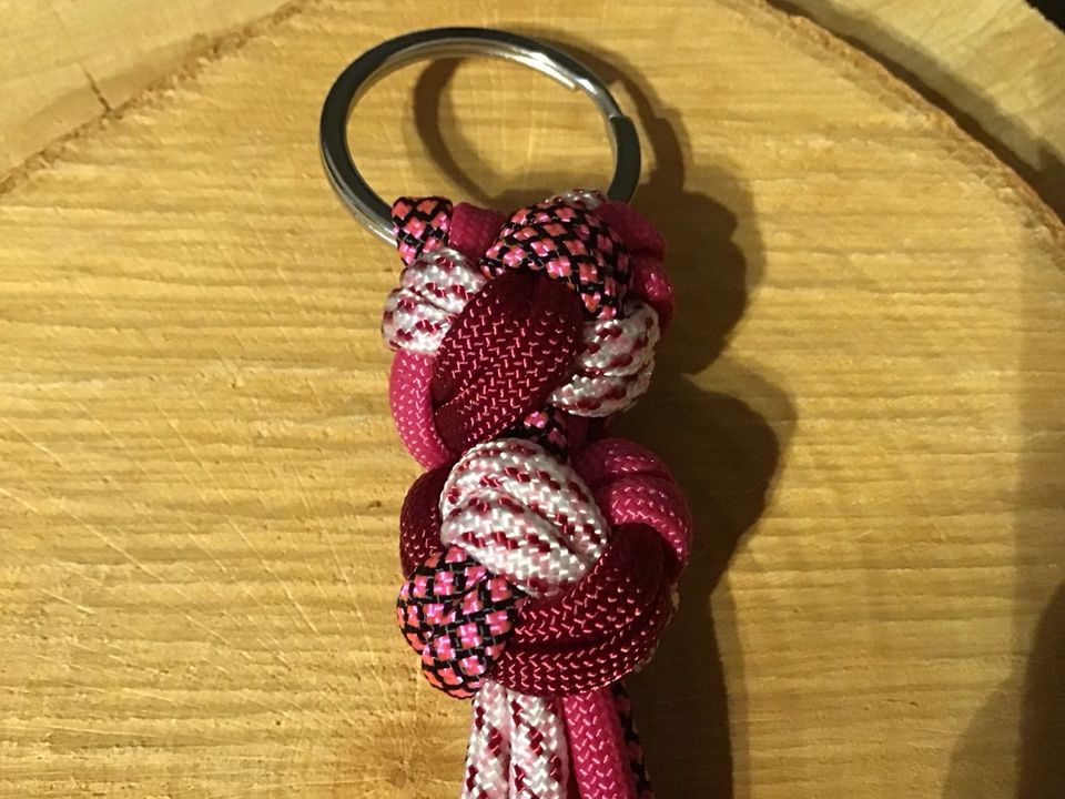 Farblich toller Paracord-Schlüsselanhänger mit Diamantknoten in Nörten-Hardenberg