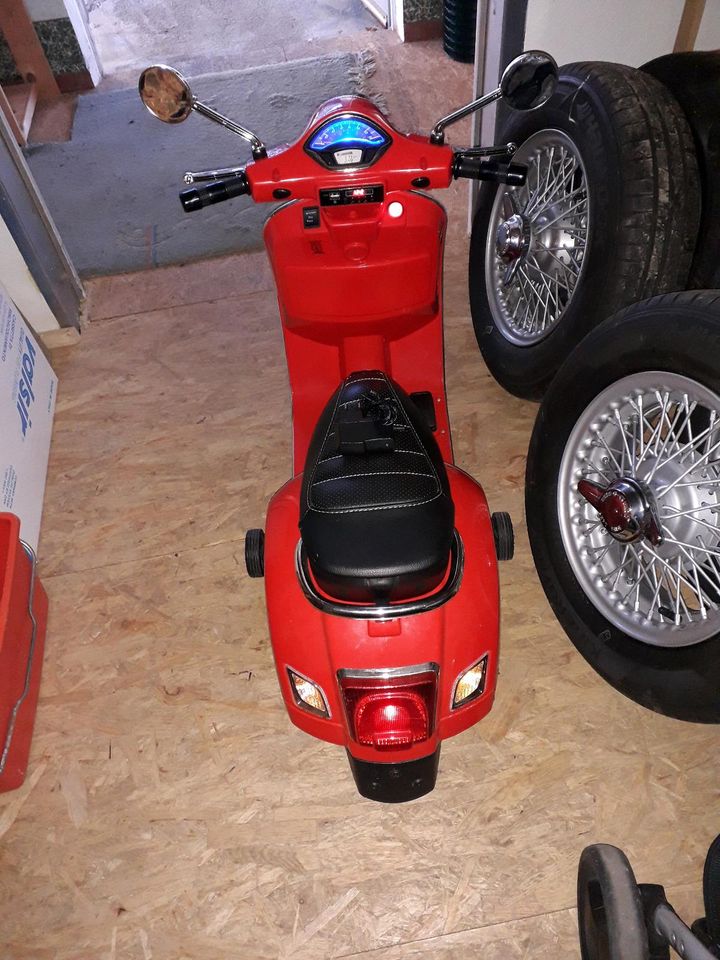 Kinder Elektro Roller Vespa Scooter in Wermelskirchen