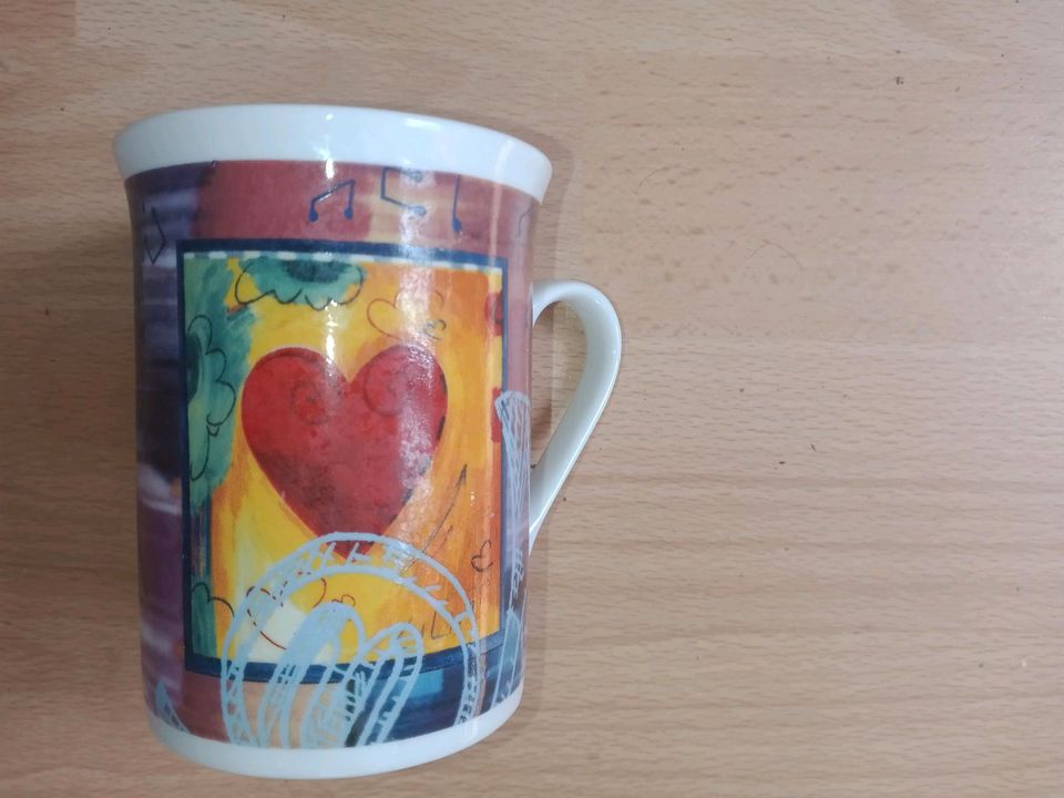 Schöne bunte künstlerische Tasse gegen Tausch möglich in Berlin