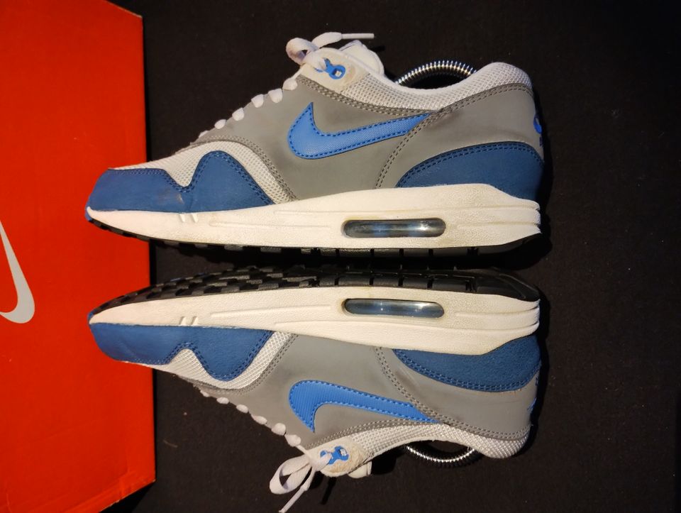 Nike Air Max 1 Essential "Geyser Grey/Prize Blue" in Kiel