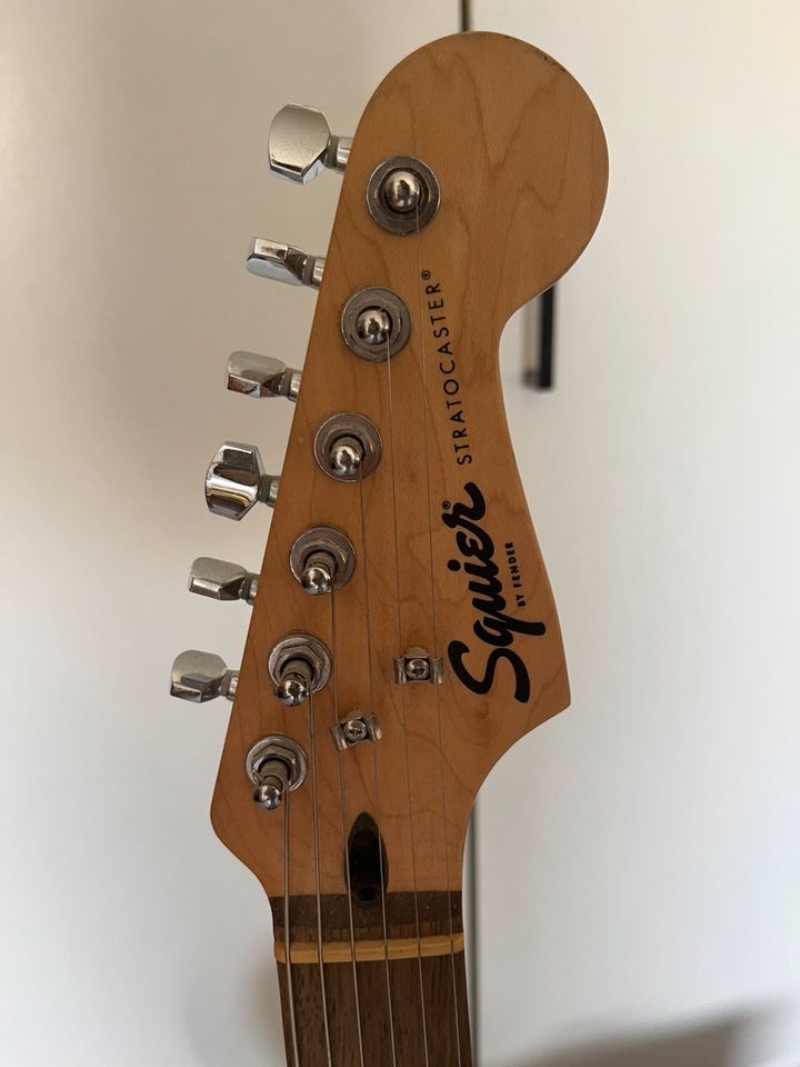 E-Gitarre Squier Fender Strat +Verstärker und Gitarrenständer in Kaiserslautern