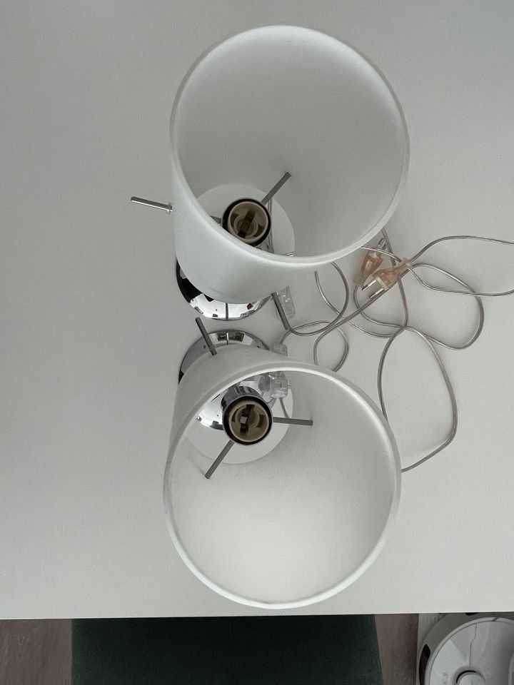 2 x Nachttischlampen  mit weißem Glas und Chromfüßen in Köln