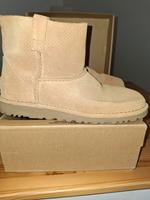 UGG Classic Unlined Mini Perf Boot Nordrhein-Westfalen - Viersen Vorschau