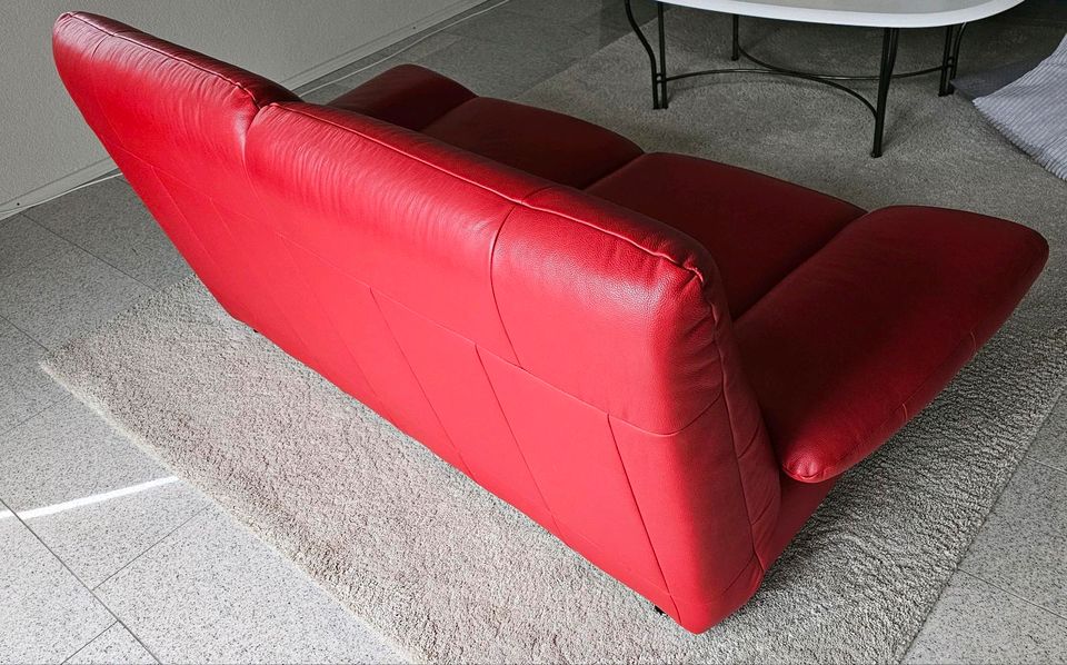 Leder Sofa rot Zweisitzer Couch in Radolfzell am Bodensee