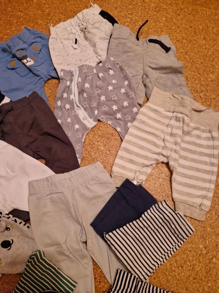 17 hosen lang stoffhosen etc Größe 62 kleiderpaket in Heubach