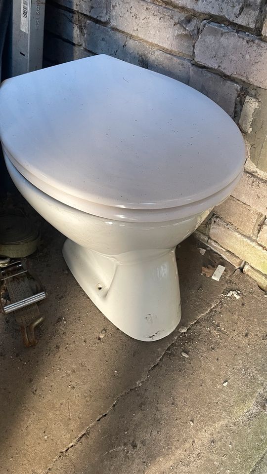 Stand-WC, Toilette in Uplengen