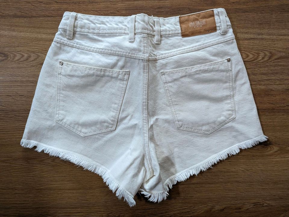 Zara Jeans Shorts, Gr. XS, cremeweiß, neuwertig in Emmendingen