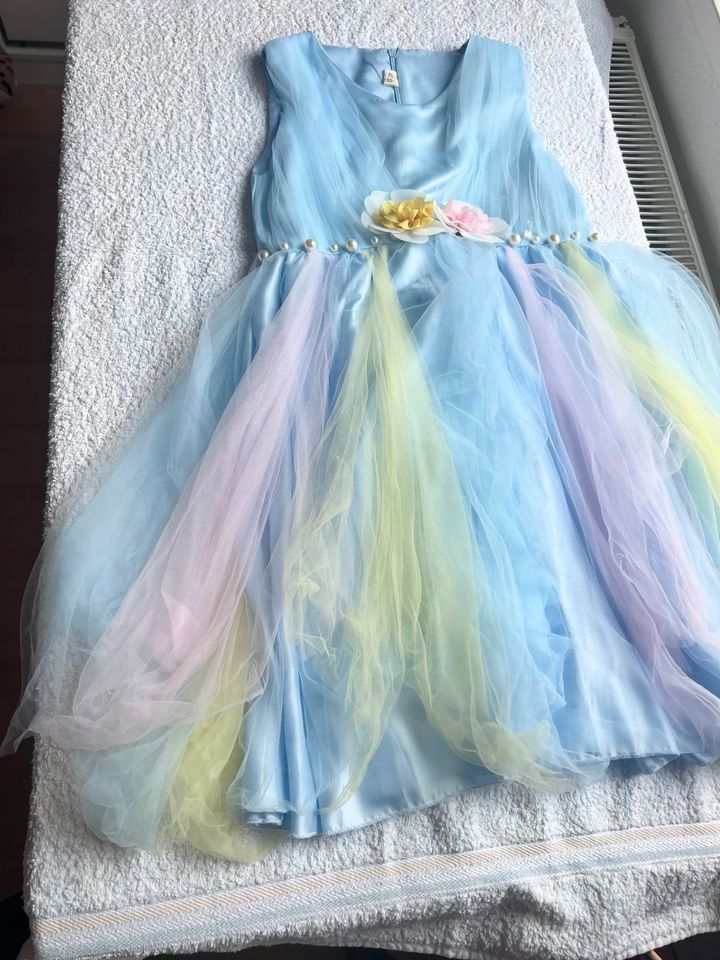 Abendkleid  Blumenmädchen Festkleid Prinzessein Mädchen Neu Gr150 in Essen-West