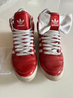 Adidas rot mit Schleife Baden-Württemberg - Bietigheim-Bissingen Vorschau