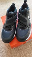 Nike Hustle Sneaker Sportschuhe Gr. 38,5 neu Harburg - Hamburg Wilstorf Vorschau