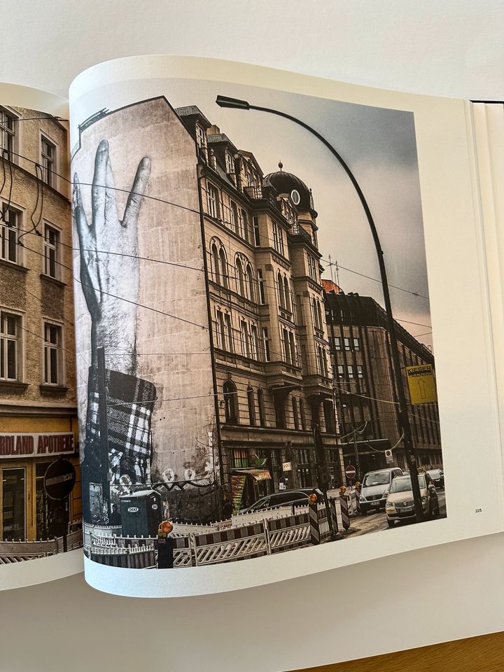 Wrinkles of the City - A project by JR / Streetart Buch in Mönkeberg