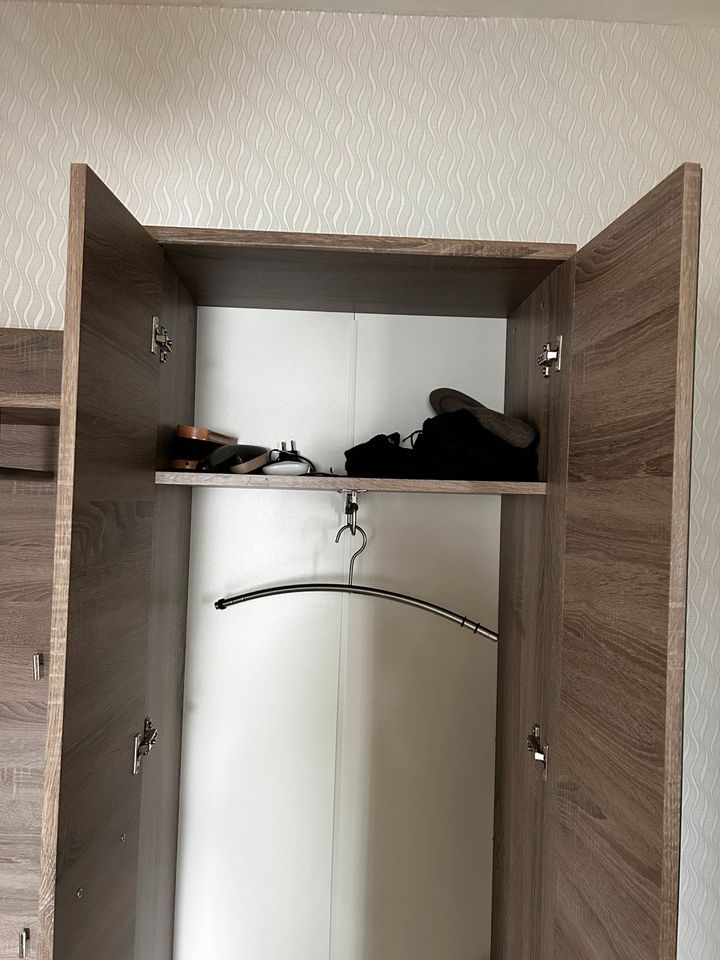 Wie neu Zurbrüggen Dielenschrank Garderobenschrank Schrank in Schwerte