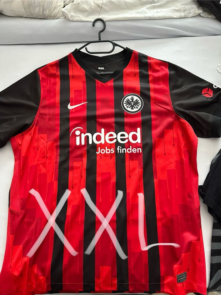 Eintracht Frankfurt XXL Trikot T-Shirt Sammlung in Hürth