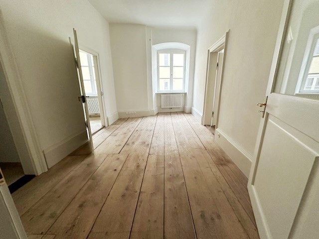 Altbauliebhaber! Große 5 Zimmerwohnung mit EBK, Fahrstuhl und 2 Bädern im Herzen Augsburgs! in Augsburg