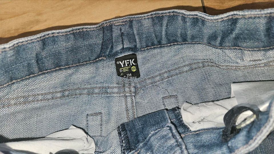 YFK Jeans blau Gr. 134 in Hatten