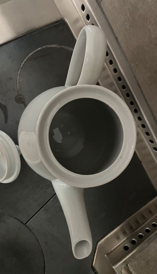 Alte Kaffeekanne mit Goldrand in Weißwasser