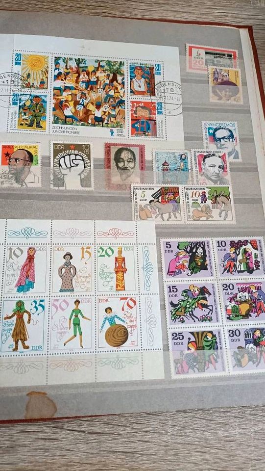 Briefmarken, 6 Alben div. Länder und Jahre in Guben