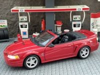 Ford Mustang GT Cabrio 1999 Rot 1:18 sehr RAR !!! Hessen - Bruchköbel Vorschau