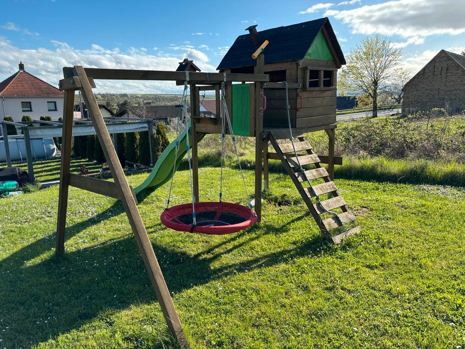 Kinderspielturm mit Haus und Rutsche in Biebelnheim