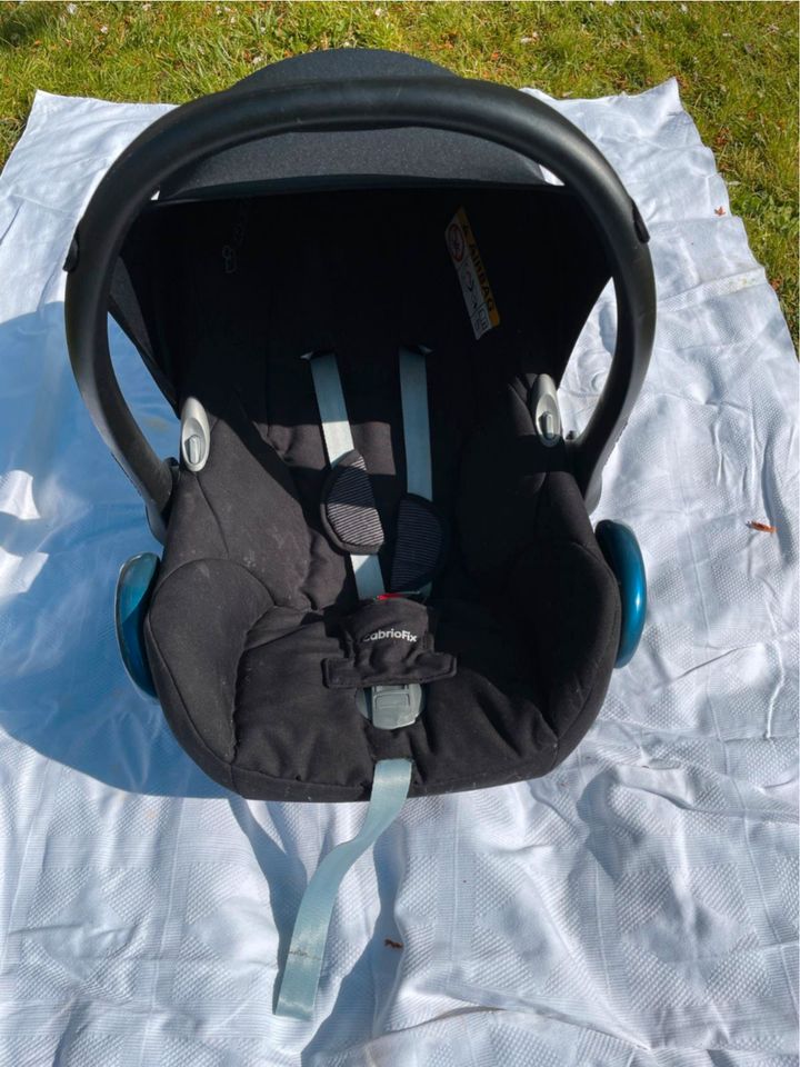 Maxi-Cosi FamilyFix Isofix-Basisstation + Babysitz/Babyschale in Kiel